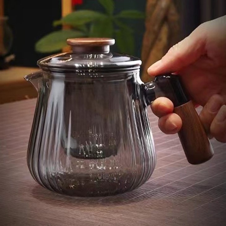 The Side Wood Separates The Glass Tea And Filters It Through A Teapot.
